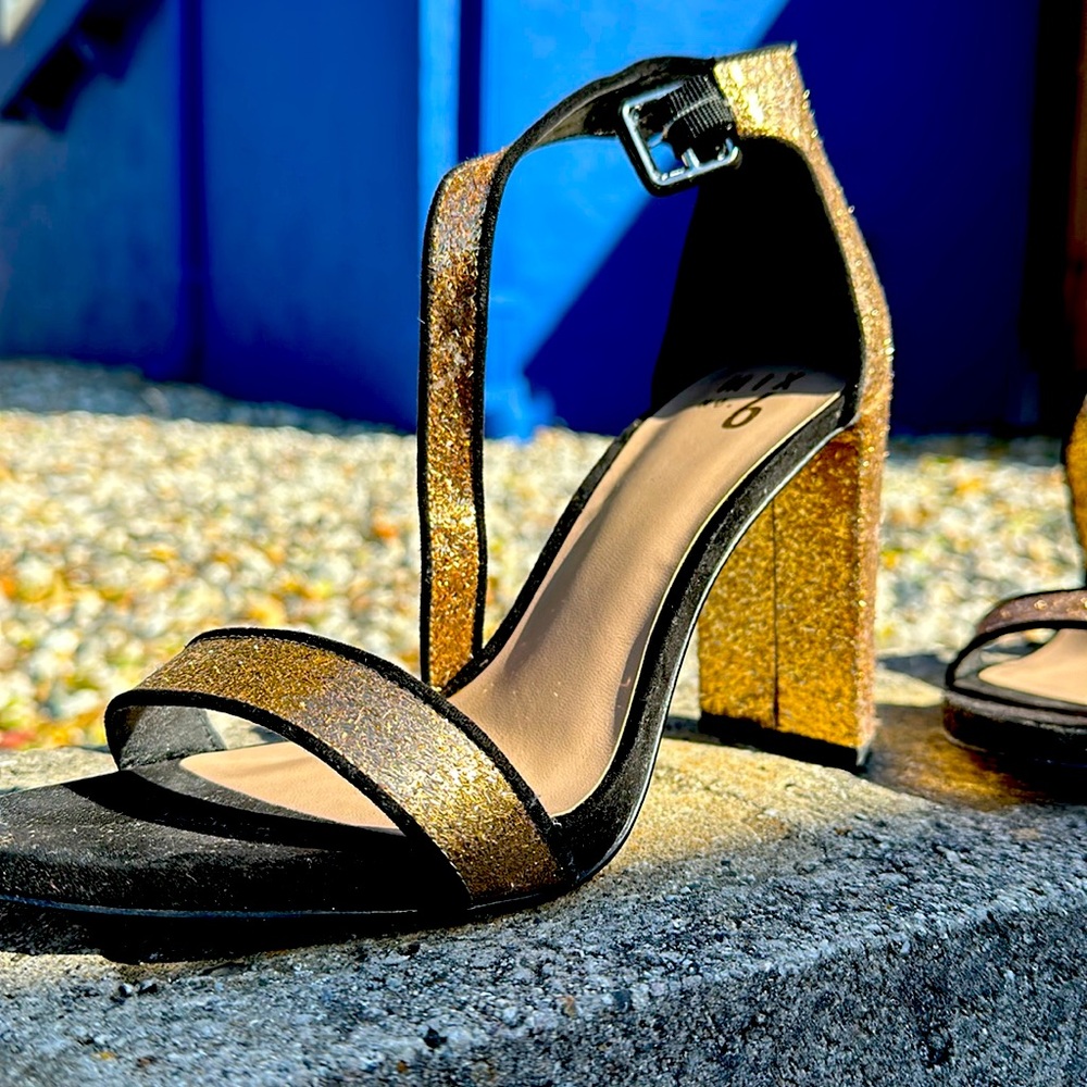 High heels black and gold